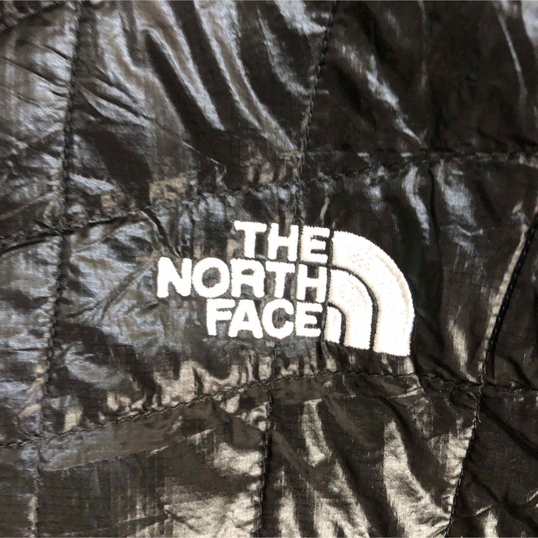 THE NORTH FACE(ザノースフェイス)の 【ノースフェイス】キルティングナイロンベスト　黒　刺繍　ワンポイント　軽量81 レディースのジャケット/アウター(その他)の商品写真