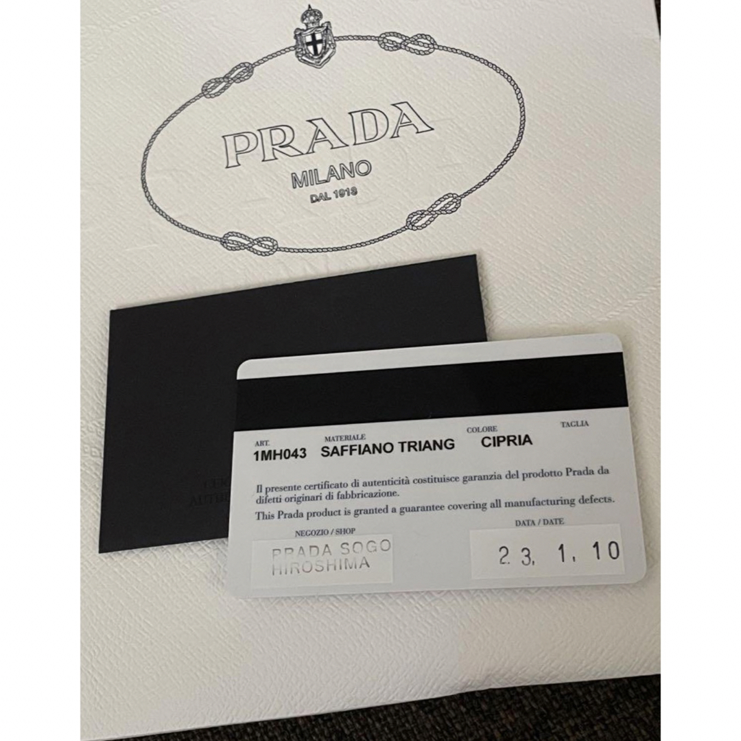 PRADA(プラダ)のプラダ サフィアーノトライアングル 三つ折りウォレット ベージュ レディースのファッション小物(財布)の商品写真