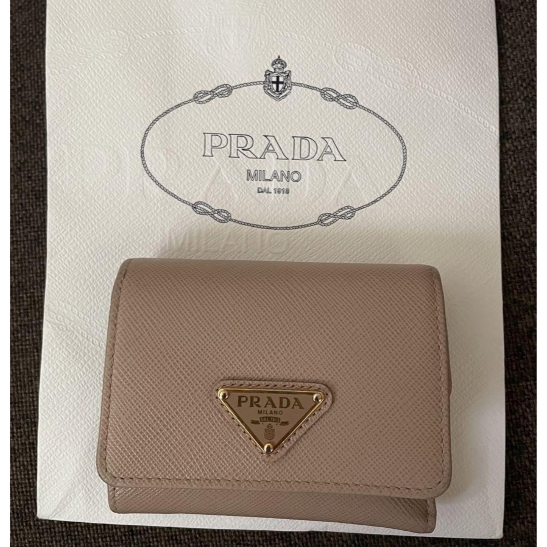 PRADA(プラダ)のプラダ サフィアーノトライアングル 三つ折りウォレット ベージュ レディースのファッション小物(財布)の商品写真