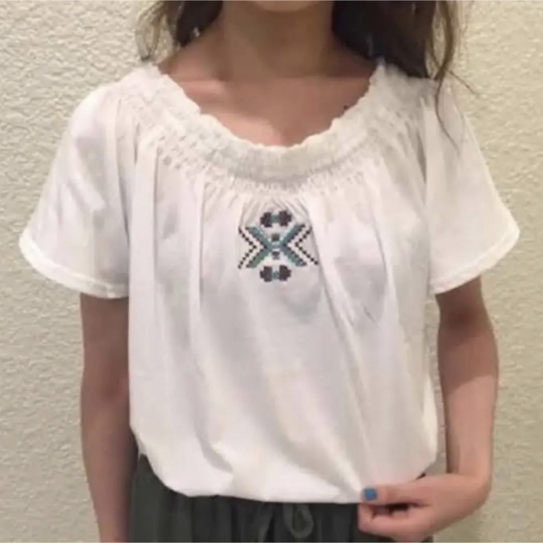 Avan Lily(アバンリリー)のavanlily 刺繍オフショルトップス レディースのトップス(Tシャツ(半袖/袖なし))の商品写真