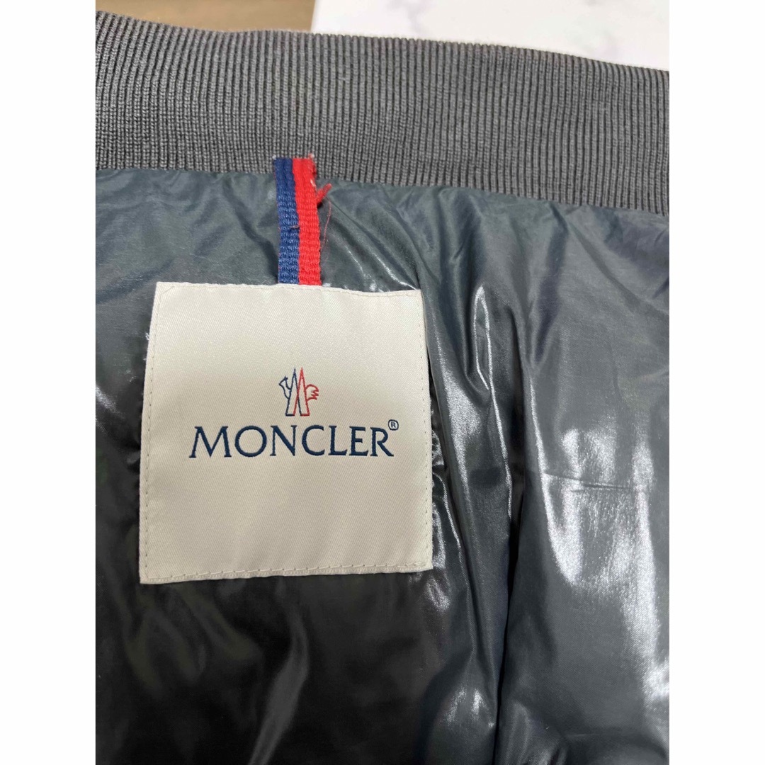MONCLER(モンクレール)の今だけ！　限定価格! モンクレール　グレー　ダウン3 美品 メンズのジャケット/アウター(ダウンジャケット)の商品写真