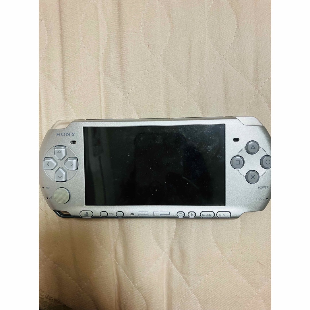PlayStation Portable(プレイステーションポータブル)のPSP3000シルバー エンタメ/ホビーのゲームソフト/ゲーム機本体(携帯用ゲーム機本体)の商品写真