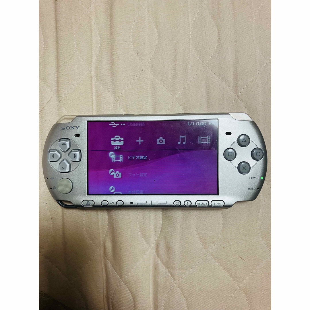 PlayStation Portable(プレイステーションポータブル)のPSP3000シルバー エンタメ/ホビーのゲームソフト/ゲーム機本体(携帯用ゲーム機本体)の商品写真