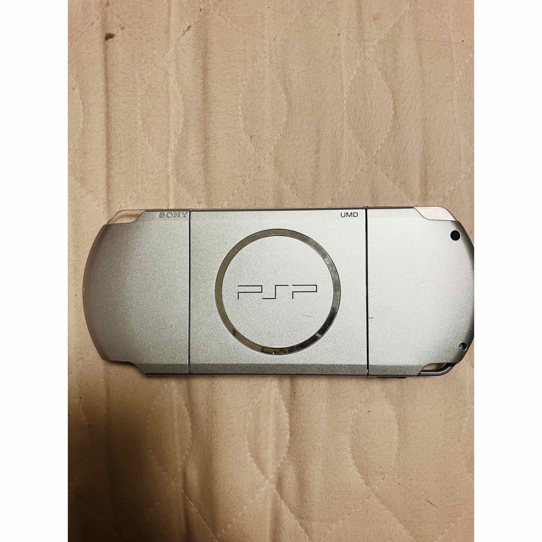 PlayStation Portable(プレイステーションポータブル)のPSP3000シルバー エンタメ/ホビーのゲームソフト/ゲーム機本体(携帯用ゲーム機本体)の商品写真