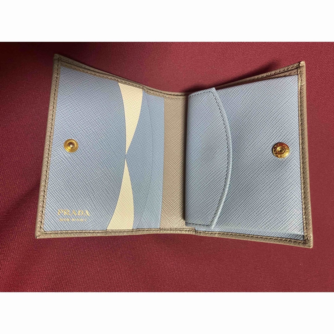 【美品】PRADA 二つ折り財布　グレージュ×水色　サフィアーノ