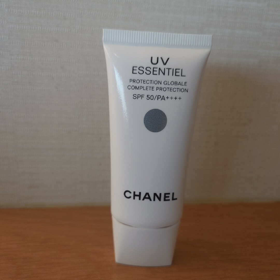 CHANEL(シャネル)のCHANEL UV エサンシエル 日焼け止めジェルクリーム コスメ/美容のボディケア(日焼け止め/サンオイル)の商品写真