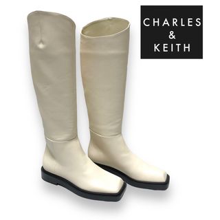 チャールズアンドキース(Charles and Keith)の【新品未使用】チャールズ&キース　白ロングブーツ(35)(ブーツ)