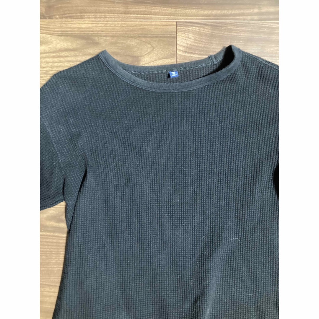 UNIQLO(ユニクロ)のユニクロ　黒　長袖Tシャツ　150 キッズ/ベビー/マタニティのキッズ服男の子用(90cm~)(Tシャツ/カットソー)の商品写真