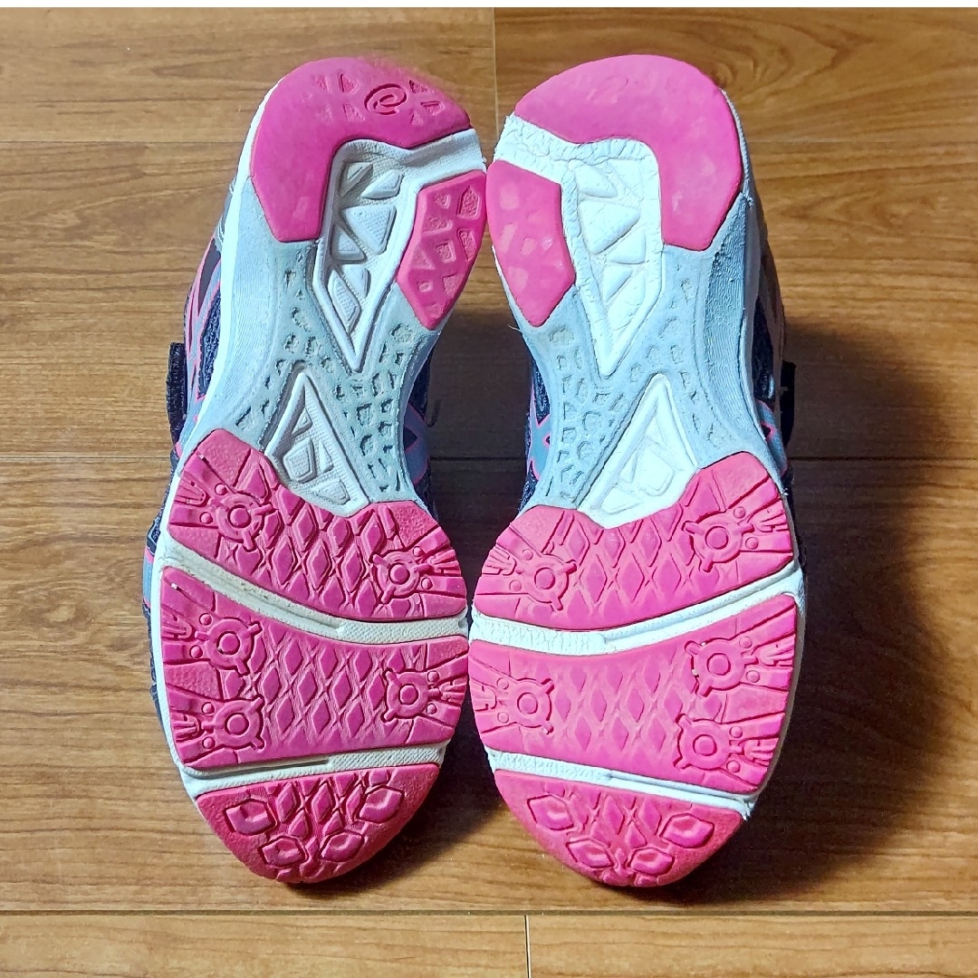 asics(アシックス)の☆アシックス 黒 21.0 女の子☆ キッズ/ベビー/マタニティのキッズ靴/シューズ(15cm~)(スニーカー)の商品写真