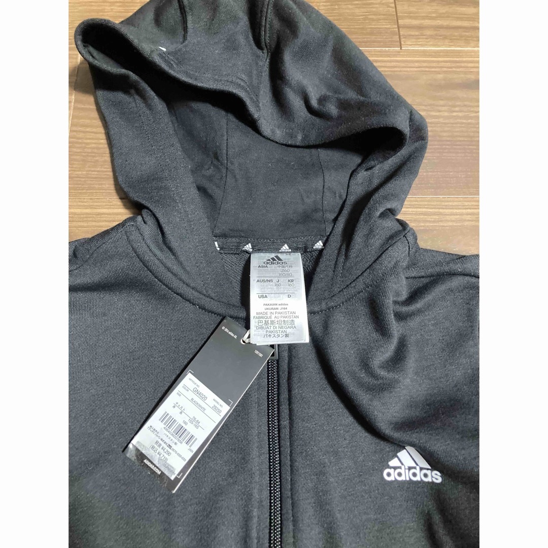 adidas(アディダス)の新品　adidas  アディダスパーカー　トレーナー 160　スウェット キッズ/ベビー/マタニティのキッズ服男の子用(90cm~)(Tシャツ/カットソー)の商品写真