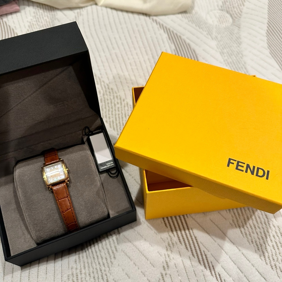 FENDI(フェンディ)のfendi クアドロミニ　時計 レディースのファッション小物(腕時計)の商品写真