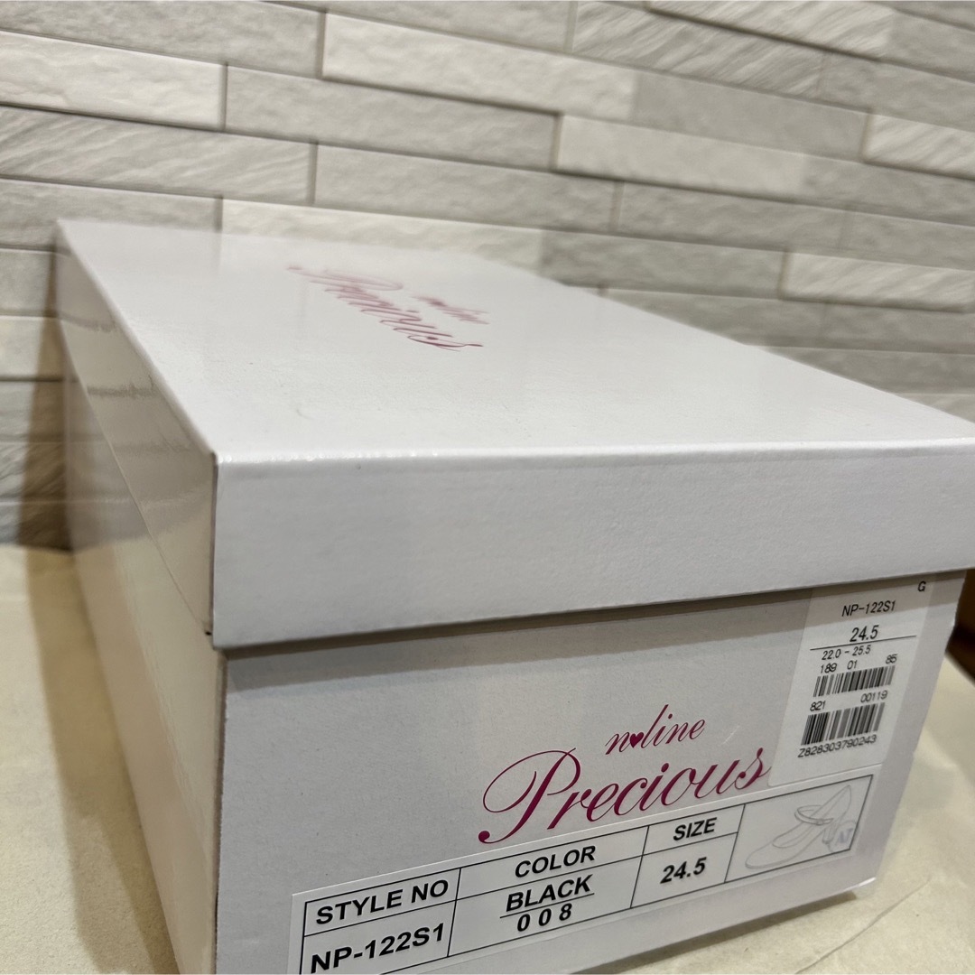 青山(アオヤマ)のn-line Precious  ストラップレザーブラックパンプス レディースの靴/シューズ(ハイヒール/パンプス)の商品写真