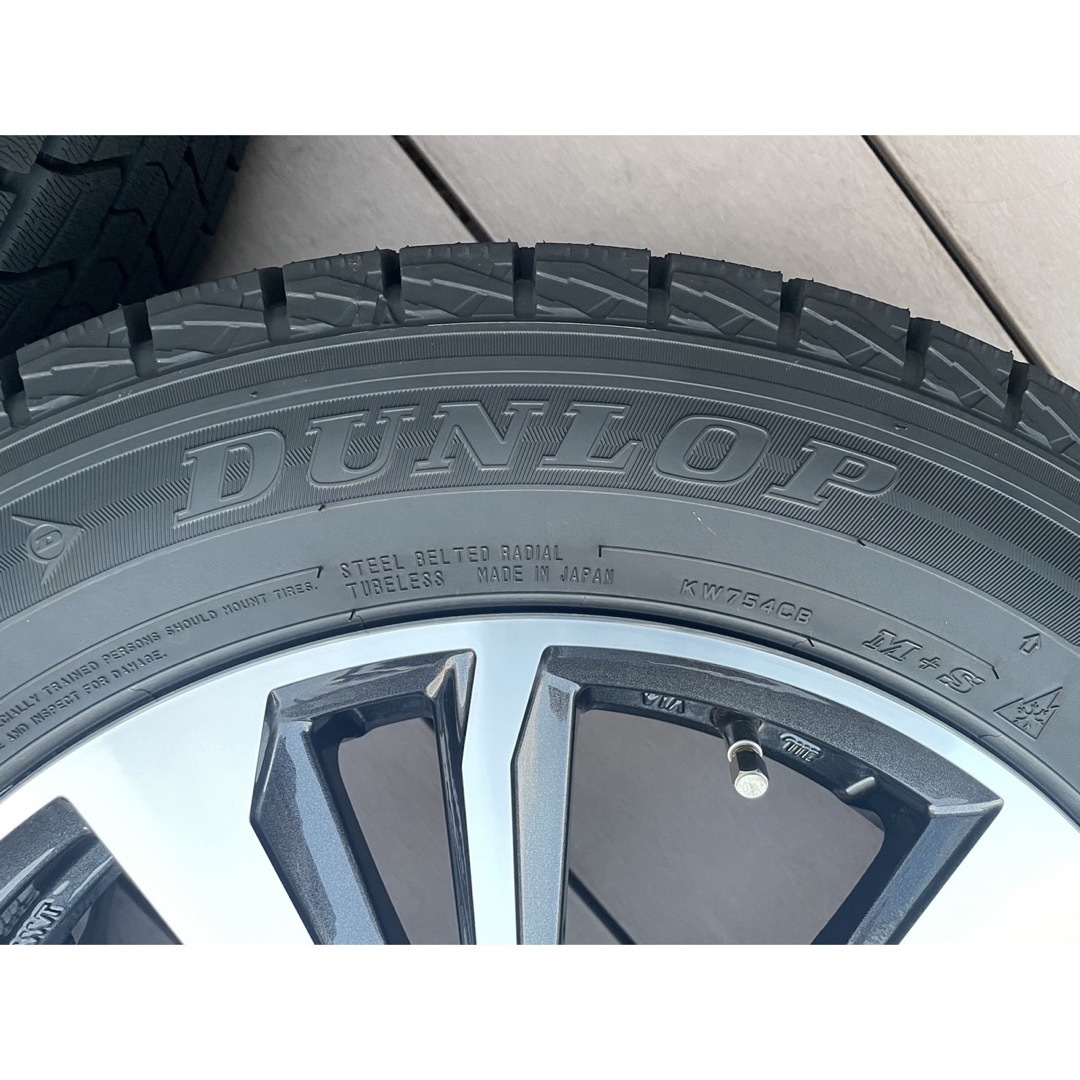 DUNLOP(ダンロップ)のスタッドレスタイヤ17インチ 215/60R17 自動車/バイクの自動車(タイヤ・ホイールセット)の商品写真