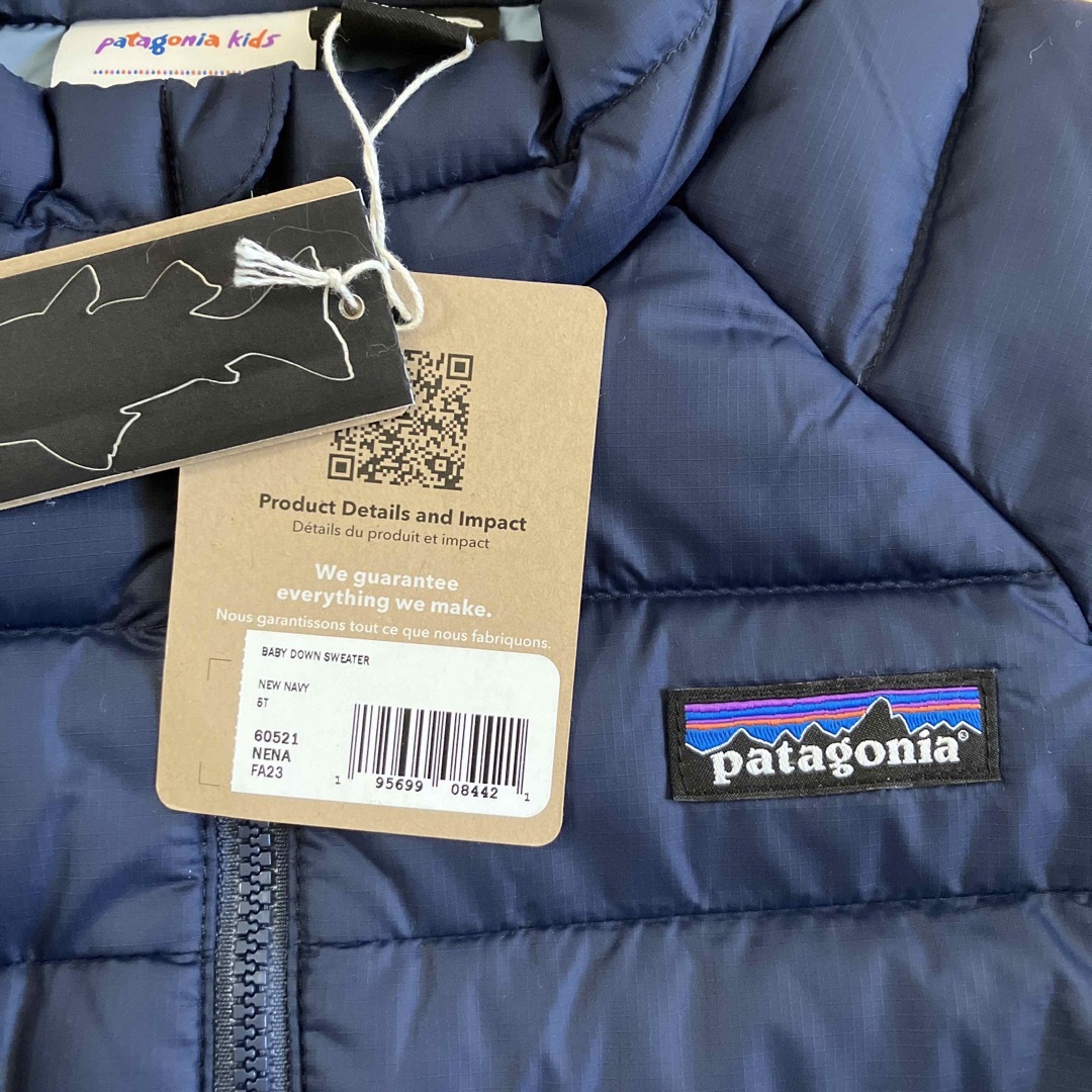 patagonia(パタゴニア)の【新品】5T ベビー・ダウン・セーター パタゴニア キッズ/ベビー/マタニティのキッズ服男の子用(90cm~)(ジャケット/上着)の商品写真