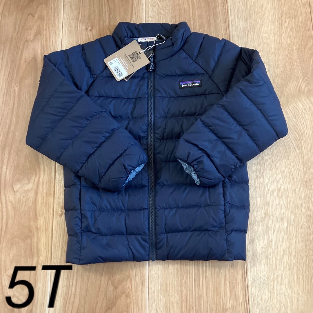 patagonia(パタゴニア)の【新品】5T ベビー・ダウン・セーター パタゴニア キッズ/ベビー/マタニティのキッズ服男の子用(90cm~)(ジャケット/上着)の商品写真