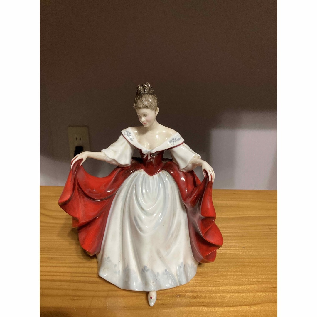 西洋美術　ROYAL DOULTON　ロイヤルドルトン　SARA　フィギュリン置物