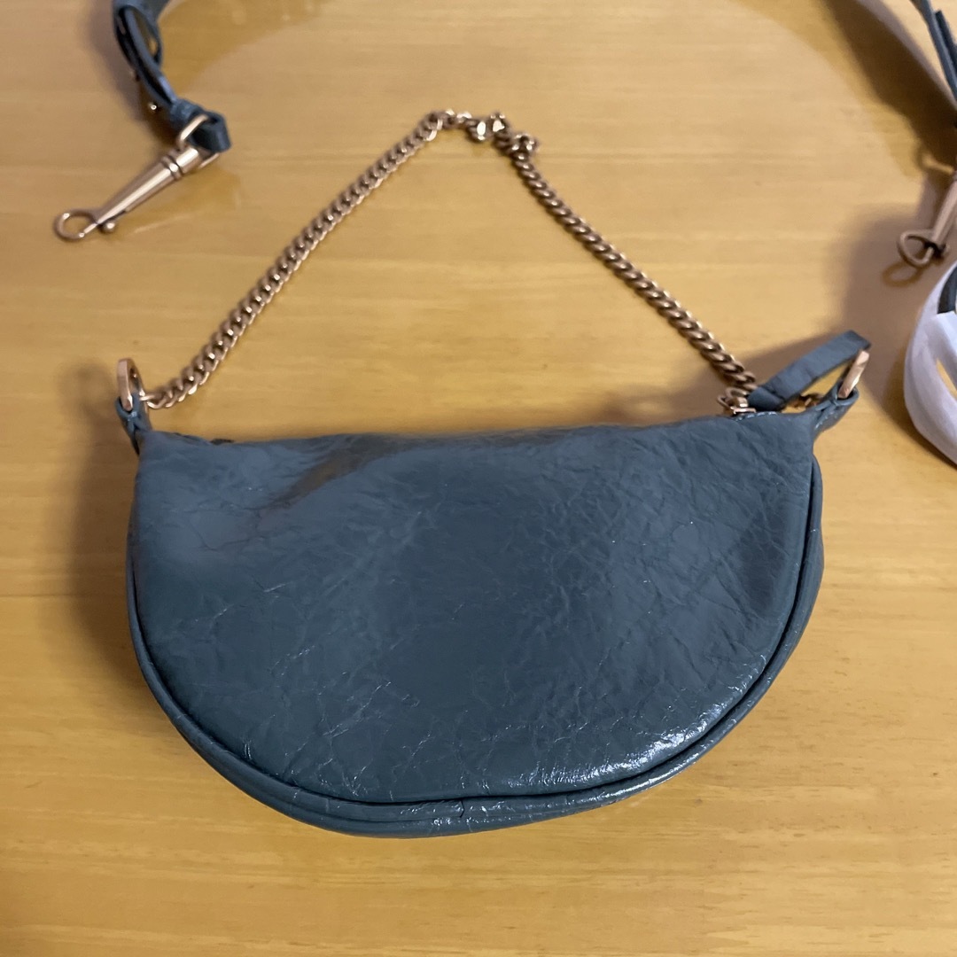 Charles and Keith(チャールズアンドキース)の[値下げ]チャールズアンドキース ボディバッグ ショルダーバッグ  レディースのバッグ(ショルダーバッグ)の商品写真