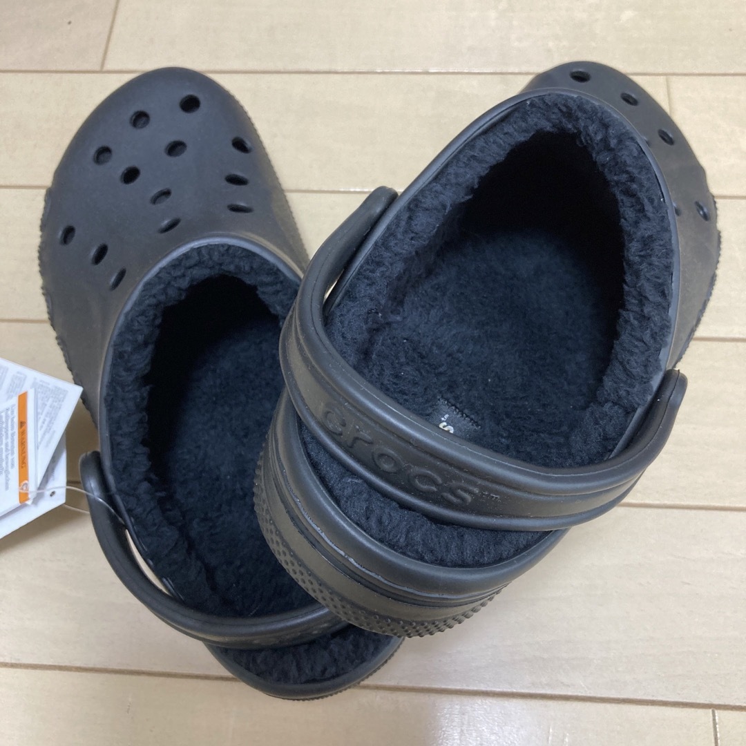 crocs(クロックス)の新品 24㎝ クロックス バヤ ラインド クロッグ ブラック ボア付き レディースの靴/シューズ(サンダル)の商品写真