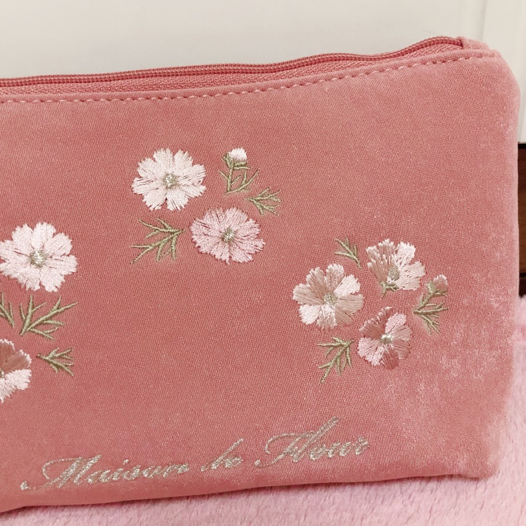 Maison de FLEUR(メゾンドフルール)の☆Maison de FLEUR☆コスモス刺繍ポーチ☆新品ダークピンク☆ レディースのファッション小物(ポーチ)の商品写真