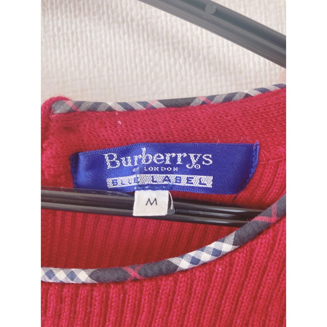 BURBERRY BLUE LABEL(バーバリーブルーレーベル)のバーバリーブルーレーベル　赤　ニット　トップス　可愛い　上品　バーバリー　高級感 レディースのトップス(ニット/セーター)の商品写真