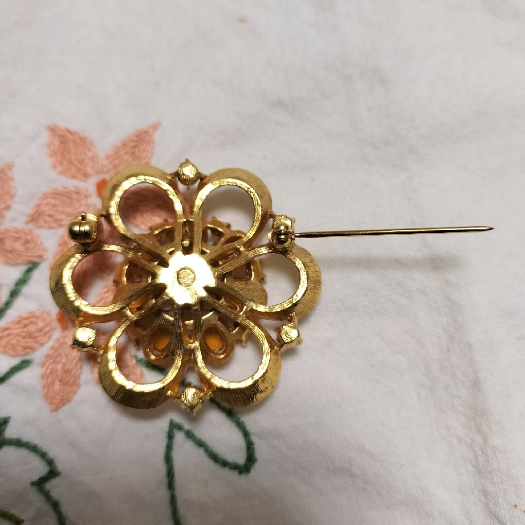 ヴィンテージ オレンジ マットカボション お花のブローチの通販 ヴィンテージ オレンジ マットカボション お花のブローチの通販