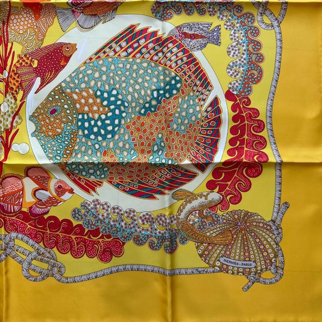 Hermes - エルメス HERMES カレ90 Grands Fonds 深海魚 スカーフ 黄の