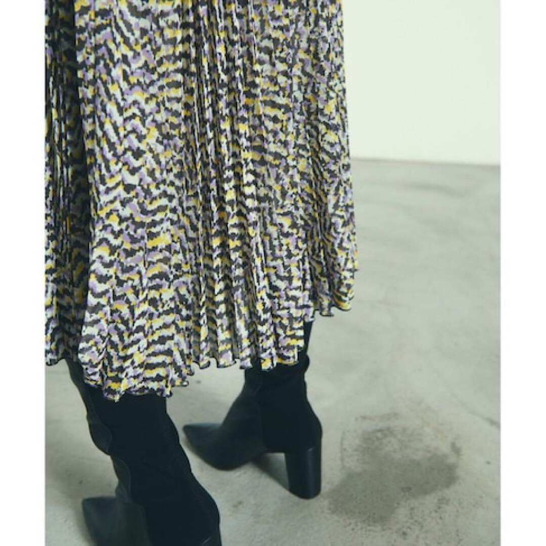GRACE CONTINENTAL(グレースコンチネンタル)のヘリンボーンプリントプリーツスカート イエロー レディースのスカート(ロングスカート)の商品写真