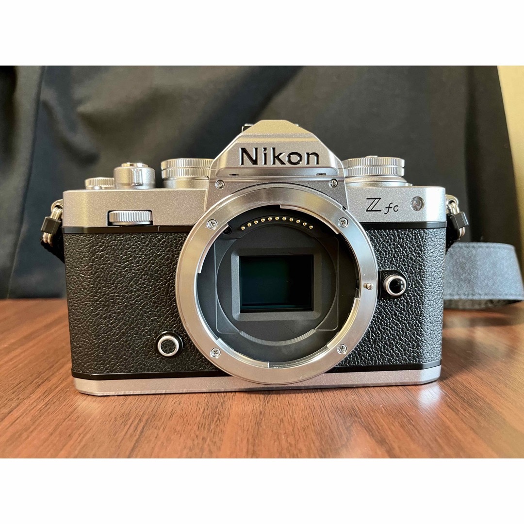 Nikon(ニコン)のNikon Zfc 本体とレンズと付属品 スマホ/家電/カメラのカメラ(ミラーレス一眼)の商品写真