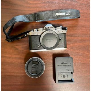 ニコン(Nikon)のNikon Zfc 本体とレンズと付属品(ミラーレス一眼)