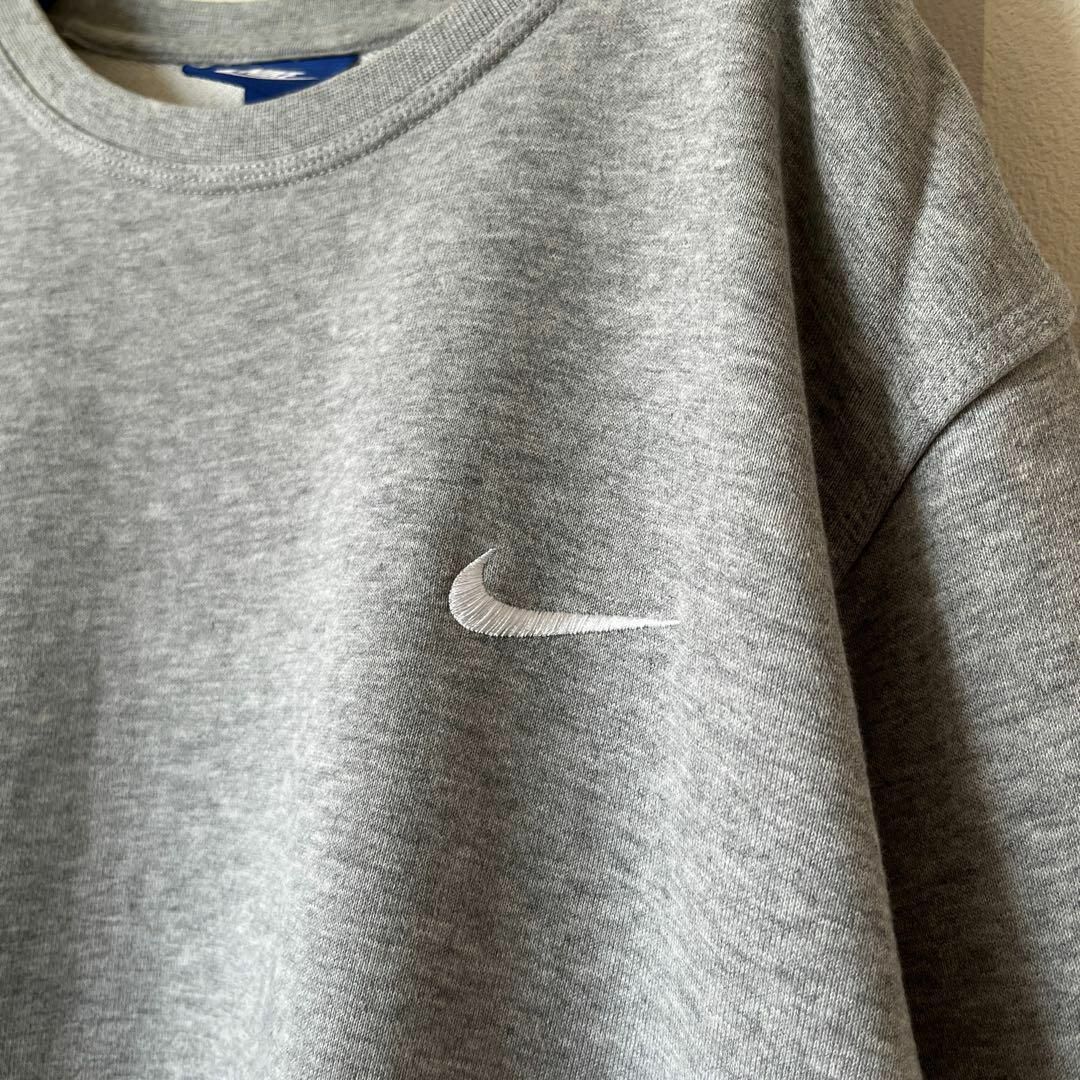 NIKE(ナイキ)の【ナイキ】XXL 刺繍ロゴ ワンポイント 定番 スウェットトレーナー グレー メンズのトップス(スウェット)の商品写真