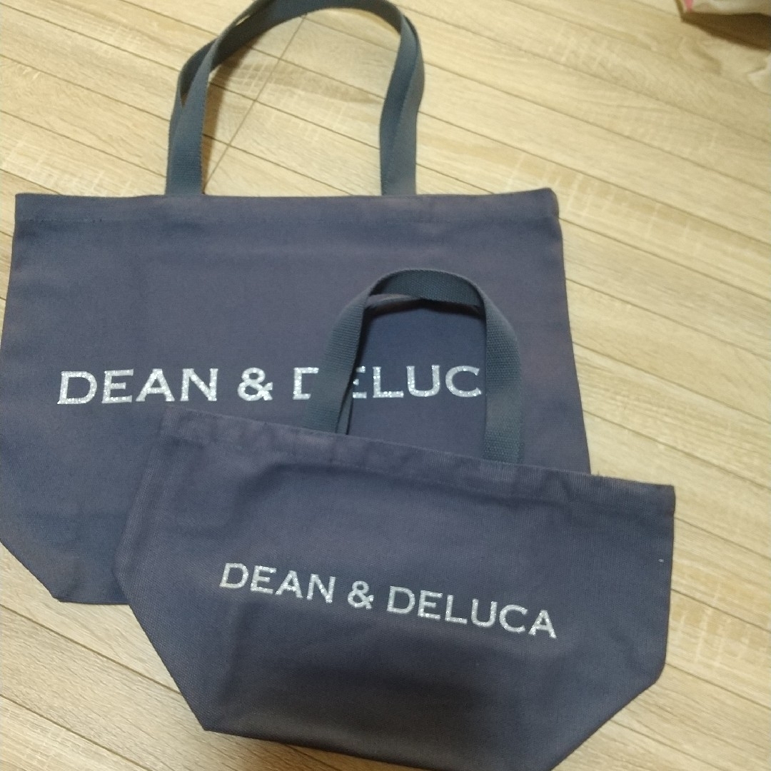 DEAN & DELUCA(ディーンアンドデルーカ)のディーン＆デルーカ　チャリティトートバッグ　ブルーグレー Ｓ　Ｌ　２個まとめて エンタメ/ホビーの雑誌(ファッション)の商品写真