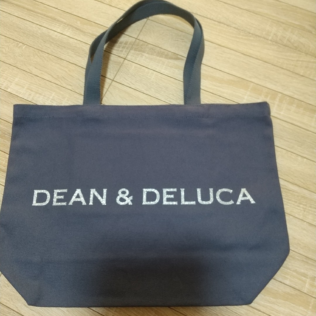 DEAN & DELUCA(ディーンアンドデルーカ)のディーン＆デルーカ　チャリティトートバッグ　ブルーグレー Ｓ　Ｌ　２個まとめて エンタメ/ホビーの雑誌(ファッション)の商品写真