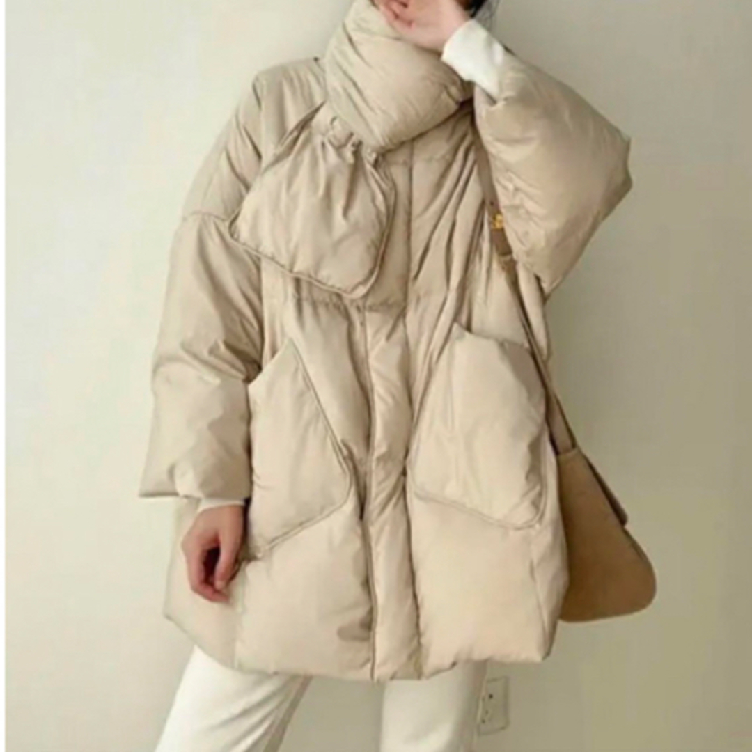オーバーサイズダウンコート　マフラー付き　ベージュ レディースのジャケット/アウター(ダウンコート)の商品写真