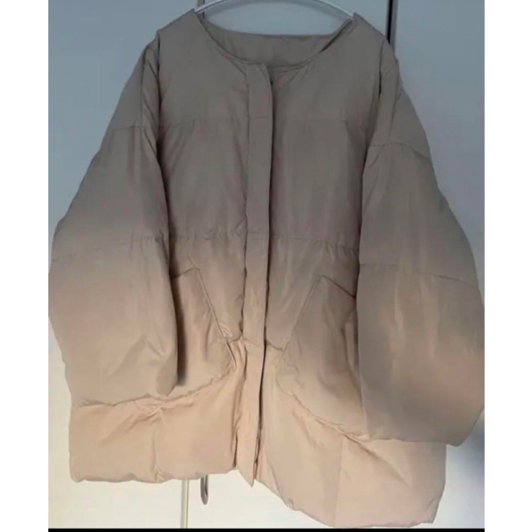 オーバーサイズダウンコート　マフラー付き　ベージュ レディースのジャケット/アウター(ダウンコート)の商品写真