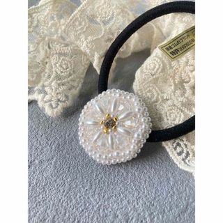 【クリアビーズ×ホワイト】パールのお花 ビーズ刺繍ヘアゴム(ヘアアクセサリー)