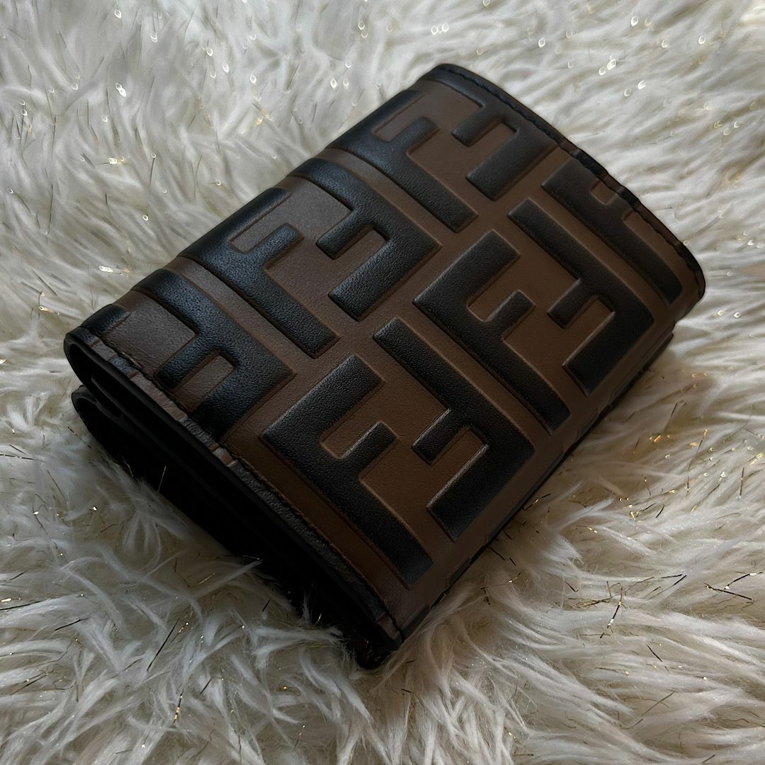 FENDI(フェンディ)の新品・箱付き【FENDI】FFダイヤモンド財布 ブラウン＆ブラックFFレザー レディースのファッション小物(財布)の商品写真