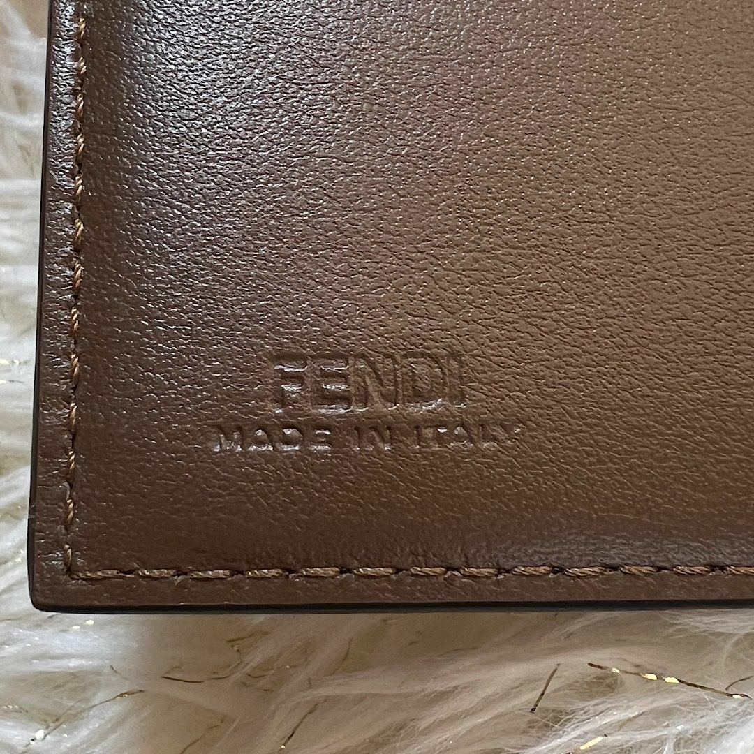 FENDI(フェンディ)の新品・箱付き【FENDI】FFダイヤモンド財布 ブラウン＆ブラックFFレザー レディースのファッション小物(財布)の商品写真