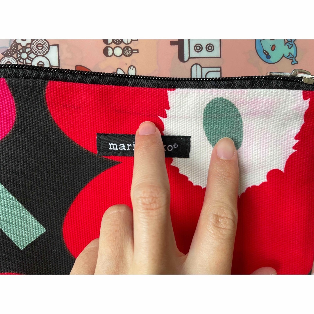 新品未使用 マリメッコのメイクポーチ marimekko赤 ウニッコ花柄 訳あり