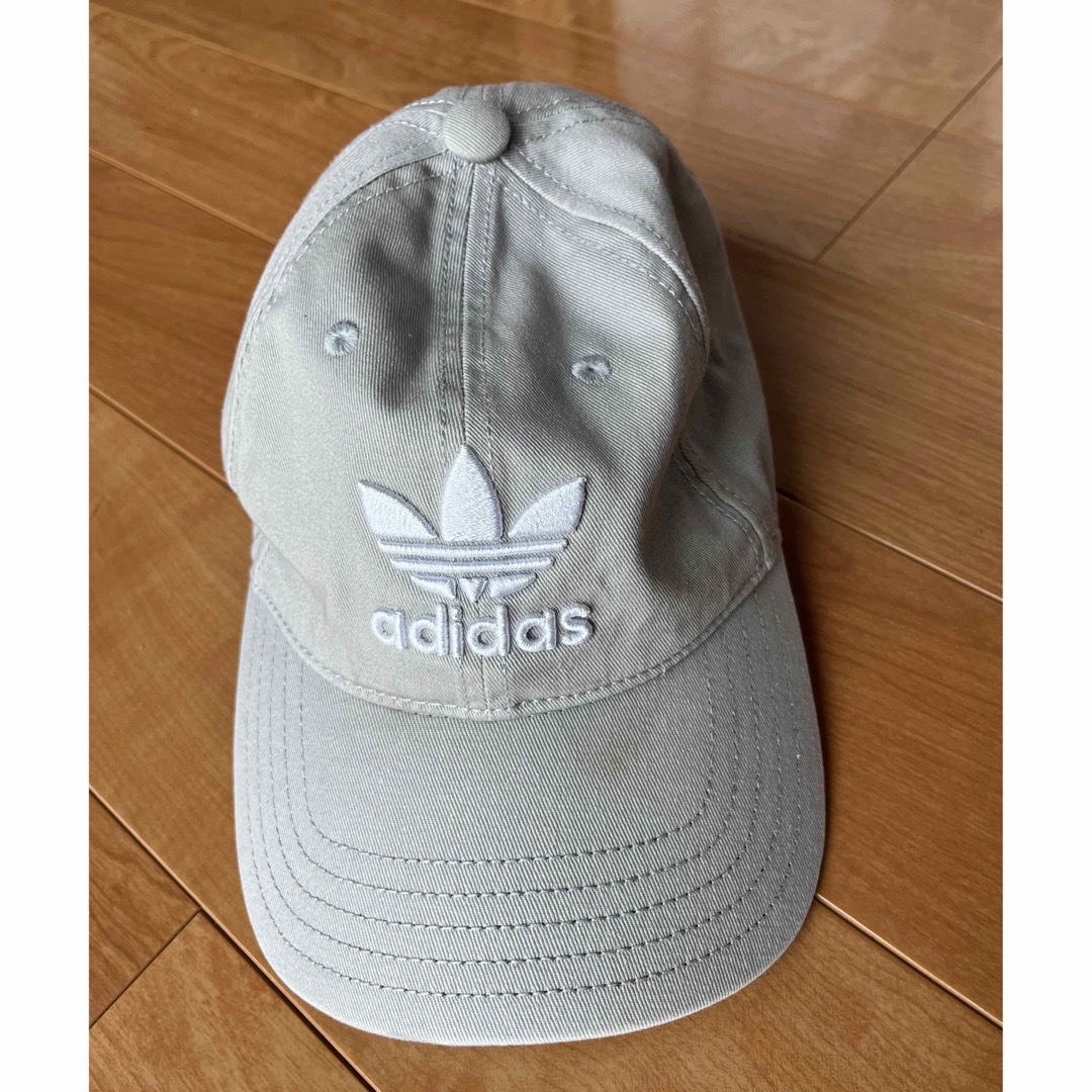 adidas(アディダス)のアディダス　キャップ　グレー レディースの帽子(キャップ)の商品写真