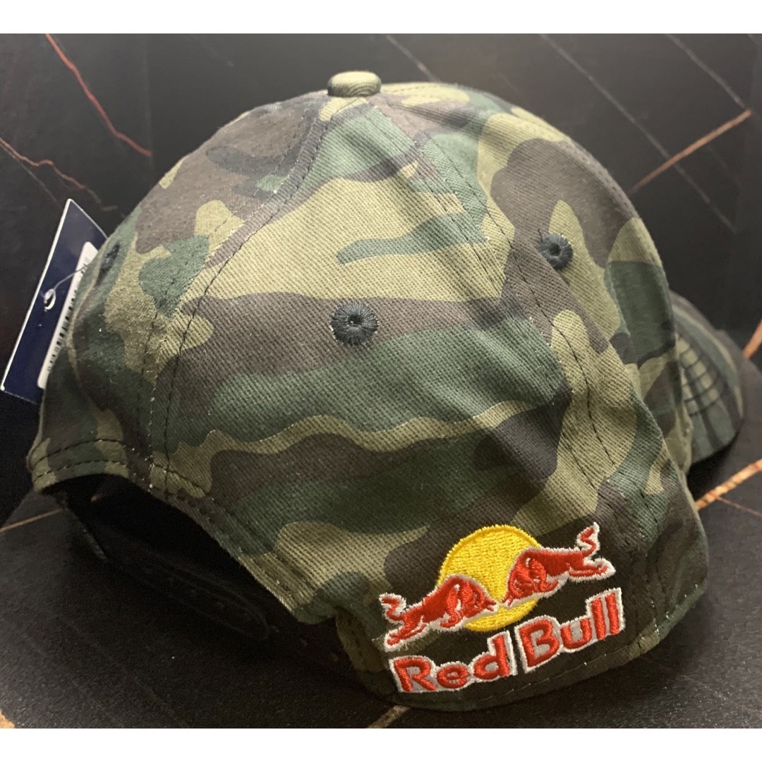 NEW ERA(ニューエラー)の【新品】刺繍多数RedBull レッドブル ニューエラ　キャップ　迷彩 メンズの帽子(キャップ)の商品写真