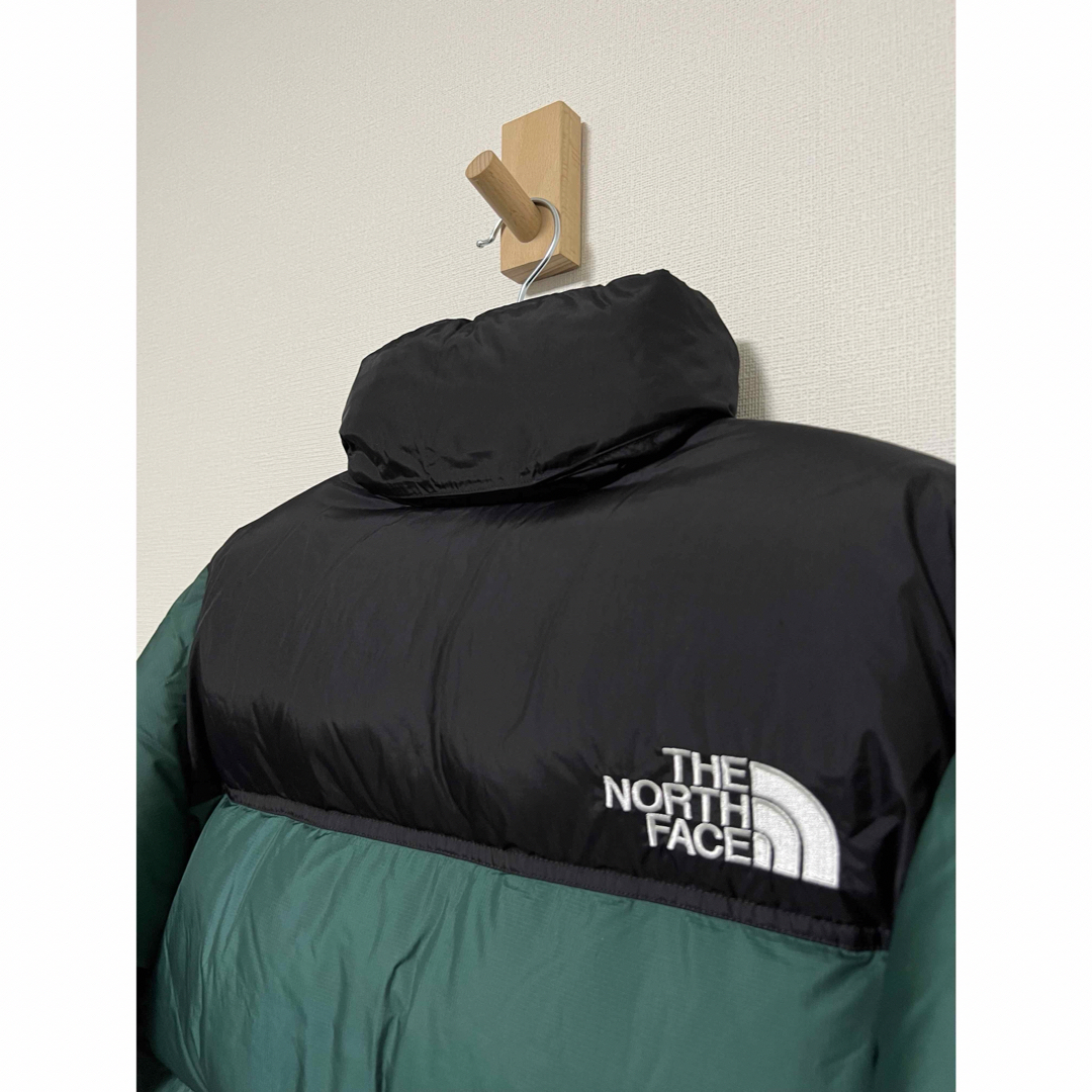 THE NORTH FACE(ザノースフェイス)の【新品】THE NORTH FACE ノースフェイス ヌプシ ダウン 緑×黒 S メンズのジャケット/アウター(ダウンジャケット)の商品写真