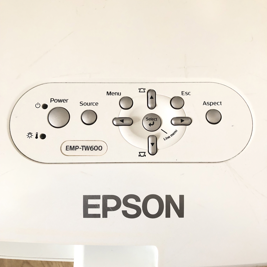 EPSON(エプソン)の【送料無料】EPSON EMP-TW600 プロジェクター　ホームシアター　映画 スマホ/家電/カメラのテレビ/映像機器(プロジェクター)の商品写真