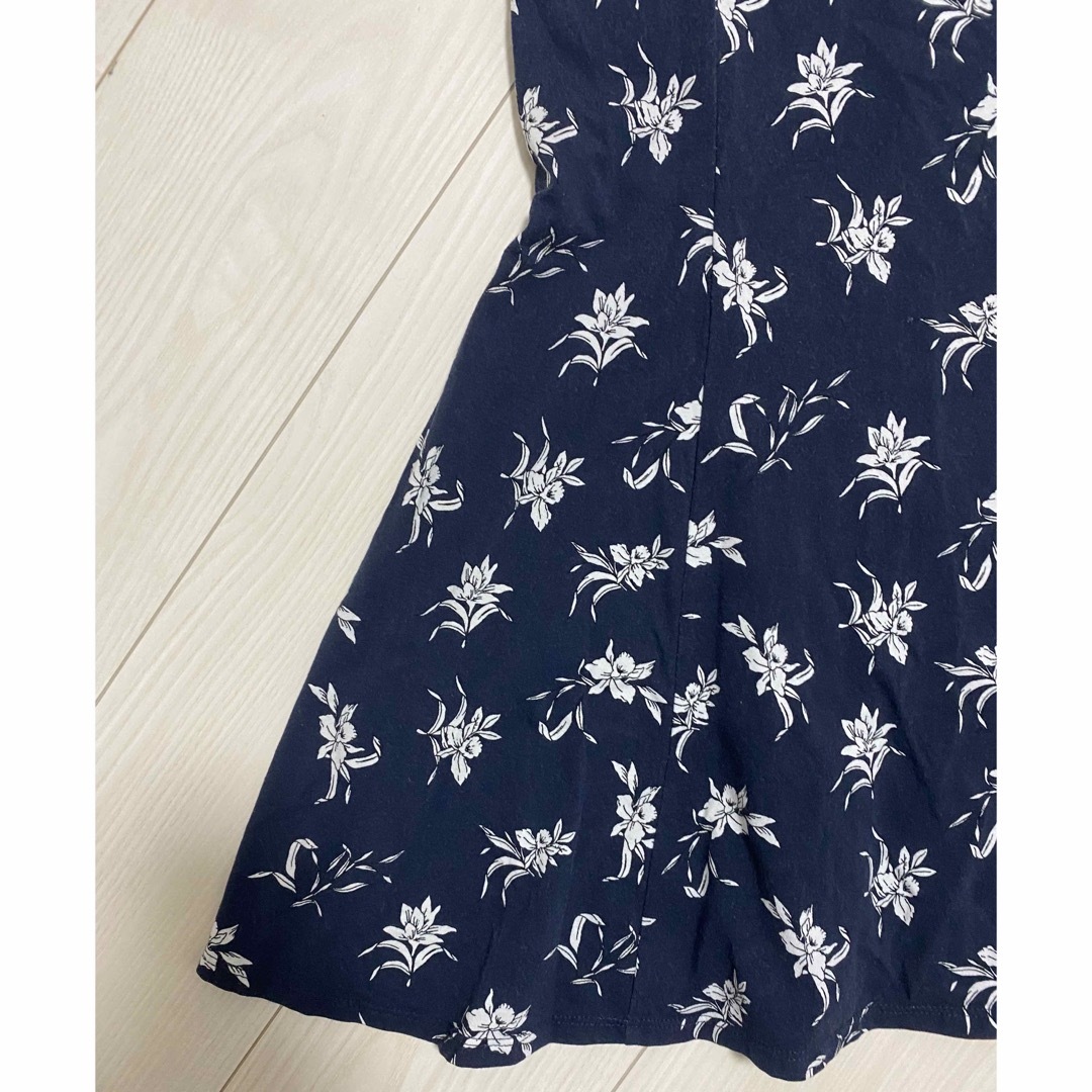 FOREVER 21(フォーエバートゥエンティーワン)のForever21 Navy Blue Floral Print ワンピース レディースのワンピース(ミニワンピース)の商品写真