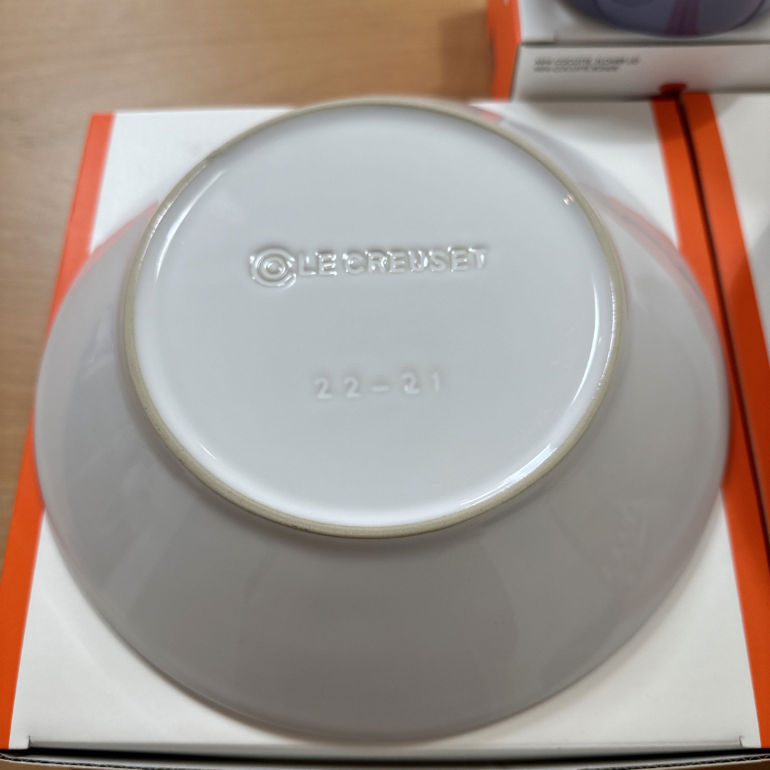 LE CREUSET(ルクルーゼ)の新品　ル・クルーゼ　シャロー・ジィッシュ22cm２皿　ミニココット１個セット インテリア/住まい/日用品のキッチン/食器(食器)の商品写真