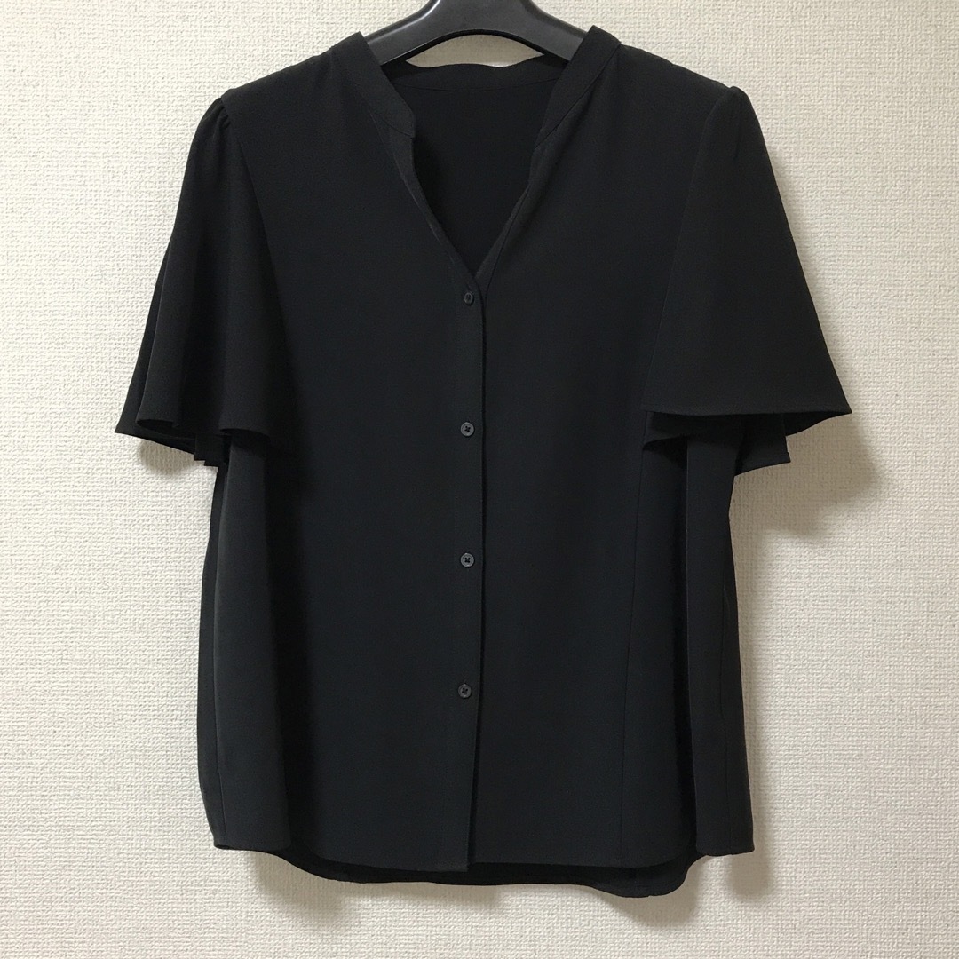 GU(ジーユー)のGU ジーユー　ケープスリーブブラウス　ブラック　M レディースのトップス(シャツ/ブラウス(半袖/袖なし))の商品写真