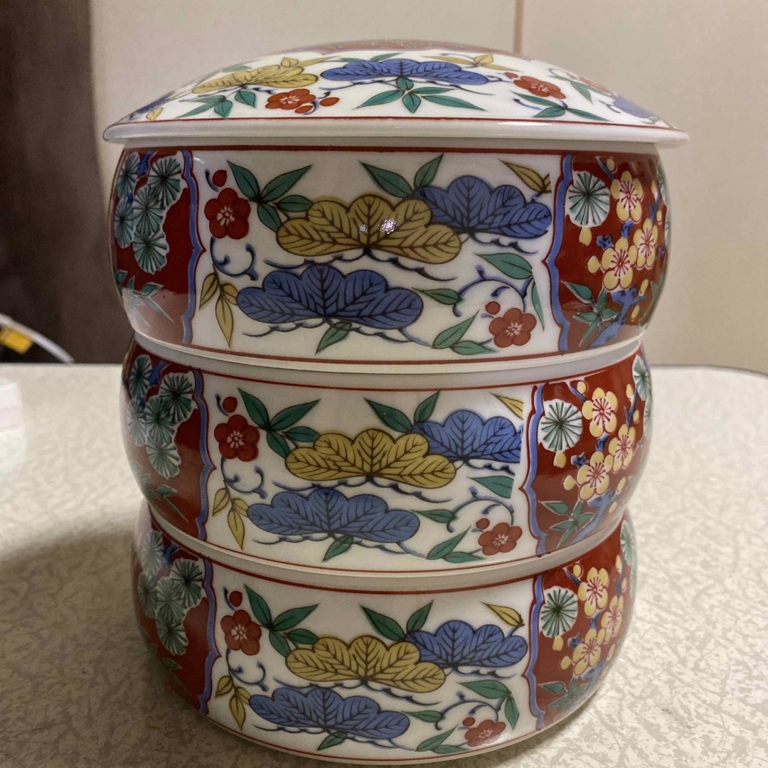 有田焼　第一陶器　赤絵　古伊万里　三段重　蓋付き重ね鉢　お正月　おせち　色絵重箱