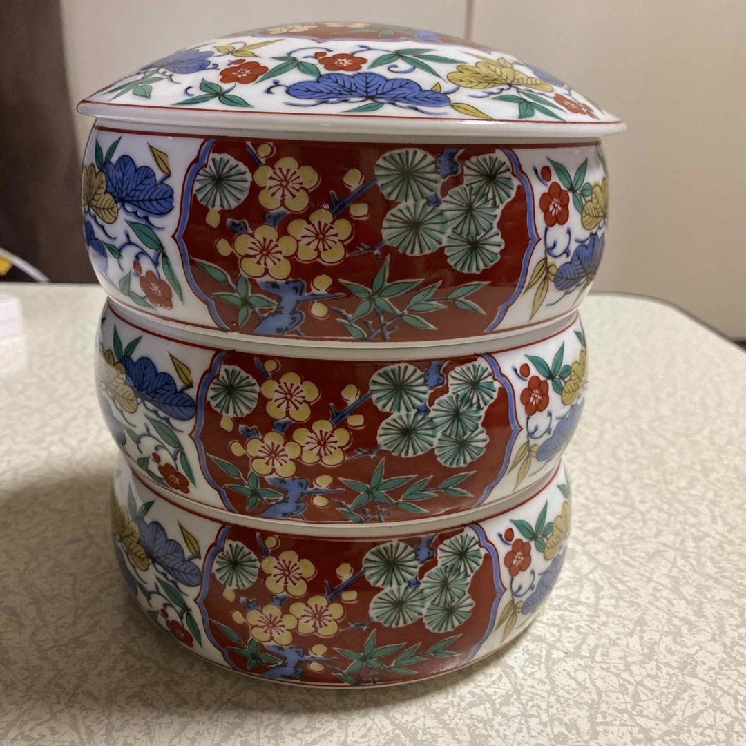 有田焼　第一陶器　赤絵　古伊万里　三段重　蓋付き重ね鉢　お正月　おせち　色絵重箱