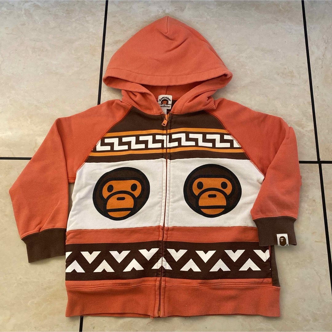 A BATHING APE(アベイシングエイプ)のエイプ A BATHING APE  キッズパーカー　120   ロゴ キッズ/ベビー/マタニティのキッズ服男の子用(90cm~)(ジャケット/上着)の商品写真