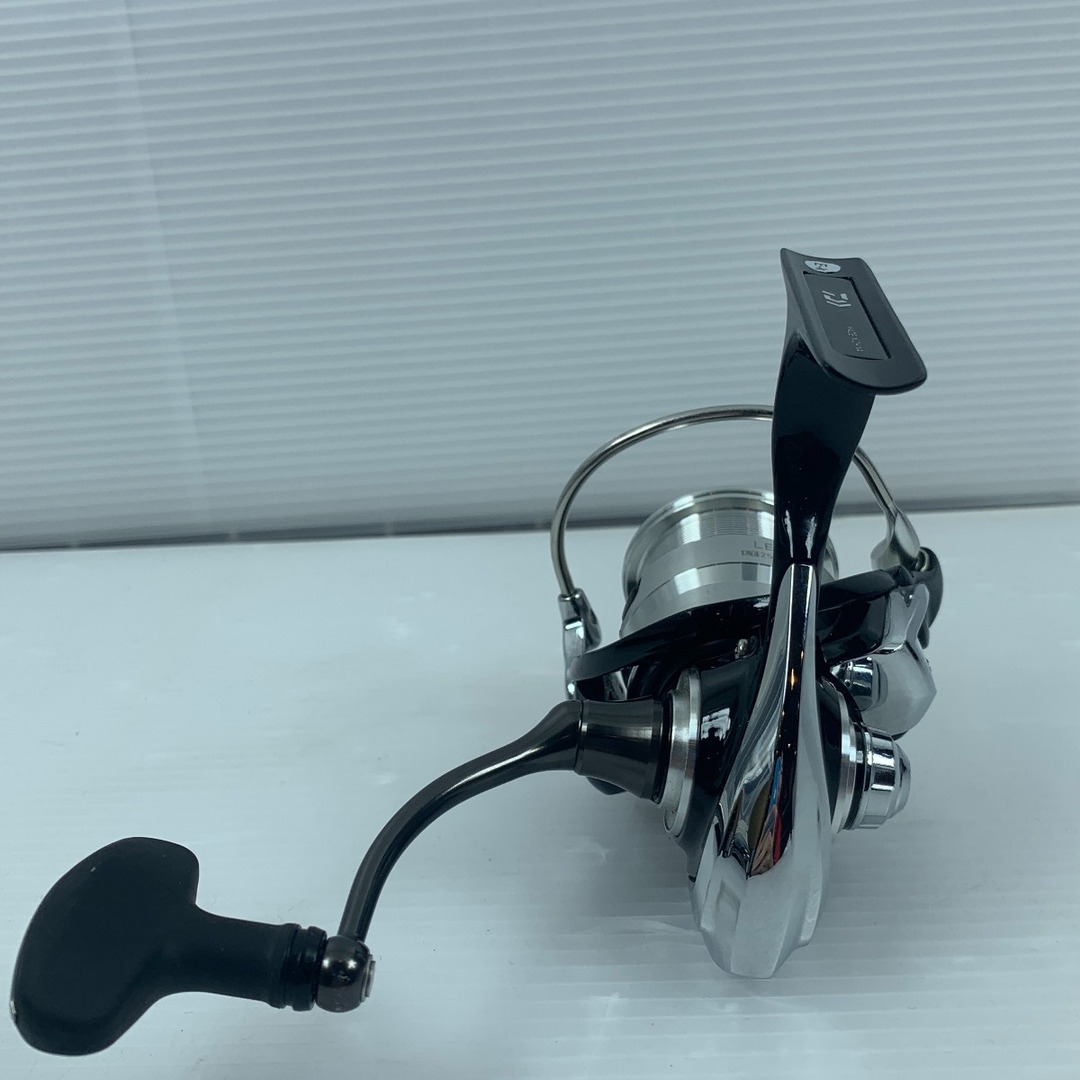 DAIWA(ダイワ)のττDAIWA ダイワ スピニングリール キズ有 程度C 19レグザ LT2500S-XH スポーツ/アウトドアのフィッシング(リール)の商品写真