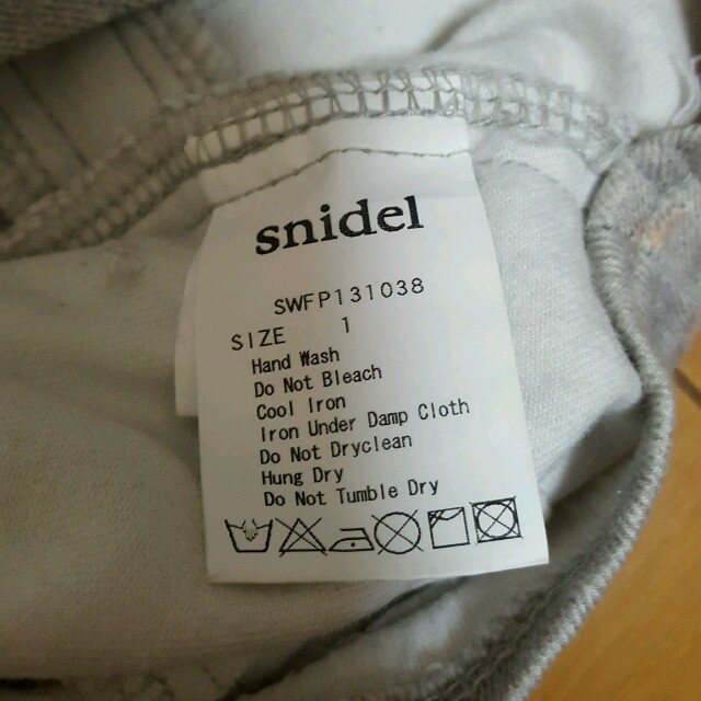 SNIDEL(スナイデル)のにゃんこ様専用ページ【値下げ】snidel♥花柄ジーンズ レディースのパンツ(デニム/ジーンズ)の商品写真